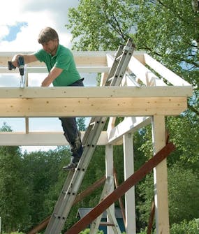 Byg selv udestue: Den nederste del af metalprofilet gøres fast Byg selv udestue: Den nederste del af metalprofilet gøres fast